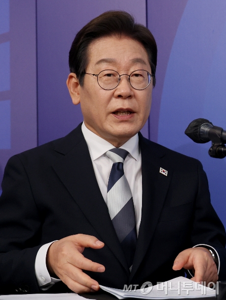 [서울=뉴시스] 국회사진기자단 = 이재명 제21대 대통령 선거 더불어민주당 경선 후보가 23일 서울 여의도 오마이TV 스튜디오에서 열린 오마이TV 초청 토론회에서 발언을 하고 있다. 2025.04.23. photo@newsis.com /사진=