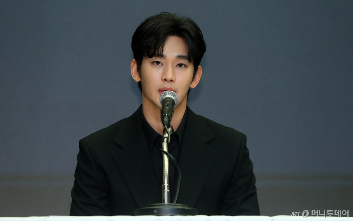 배우 김수현이 고(故) 김새론의 미성년자 시절 교제했다는 의혹이 제기된 후 논란이 커지자 디즈니+ '넉오프'의 공개 뿐 아니라 촬영까지 무기한 연기됐다. /사진=머니투데이 DB