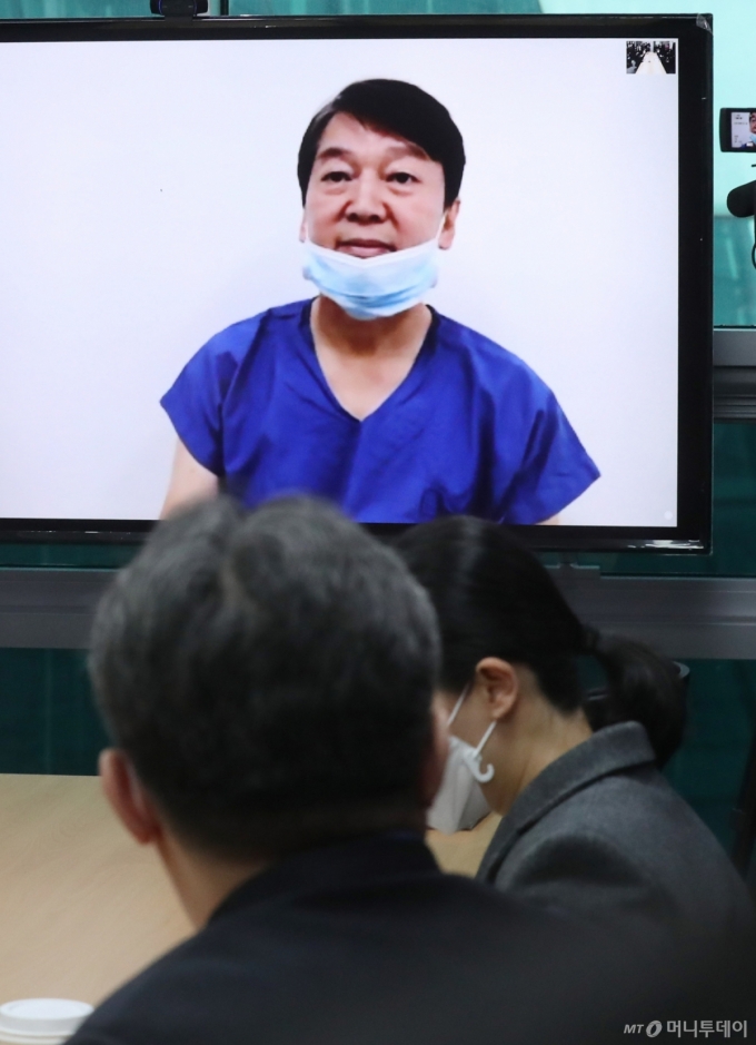 대구 현지 의료봉사활동 중인 국민의당 안철수 대표가 지난 2020년 당시 서울 여의도 국회 의원회관에서 열린 제2차 최고위원회의에서 화상을 통해 당무에 참여하고 있다.