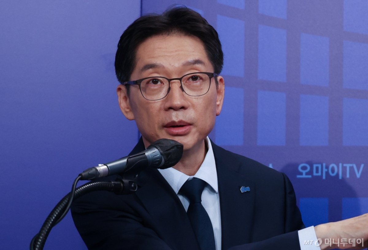 (서울=뉴스1) 국회사진취재단 = 더불어민주당 제21대 대통령선거 경선에 나선 김경수 예비후보가 23일 오후 서울 여의도 오마이TV 스튜디오에서 열린 오마이TV 초청 토론회에서 모두발언을 하고 있다. 2025.4.23/뉴스1  Copyright © 뉴스1. All rights reserved. 무단 전재 및 재배포,  AI학습 이용 금지. /사진=(서울=뉴스1) 국회사진취재단