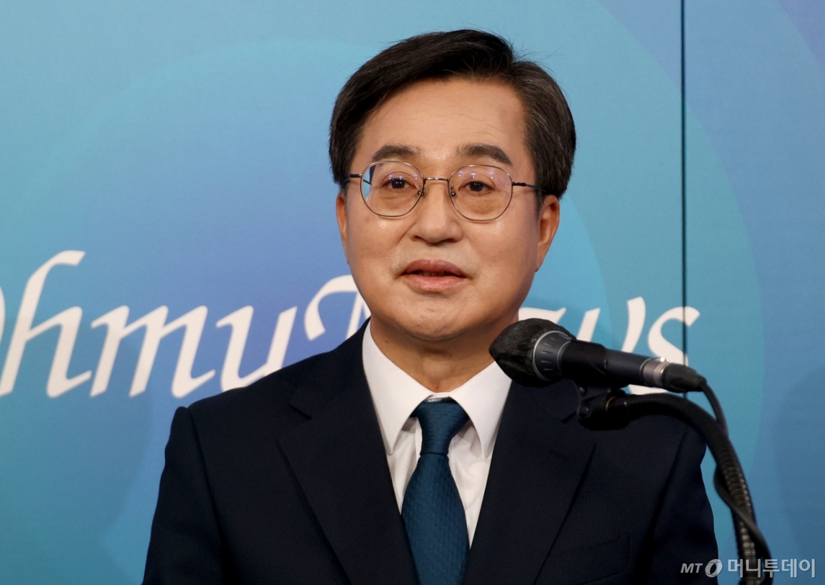 (서울=뉴스1) 국회사진취재단 = 더불어민주당 제21대 대통령선거 경선에 나선 김동연 예비후보가 23일 오후 서울 여의도 오마이TV 스튜디오에서 열린 오마이TV 초청 토론회에서 모두발언을 하고 있다. 2025.4.23/뉴스1  Copyright © 뉴스1. All rights reserved. 무단 전재 및 재배포,  AI학습 이용 금지. /사진=(서울=뉴스1) 국회사진취재단