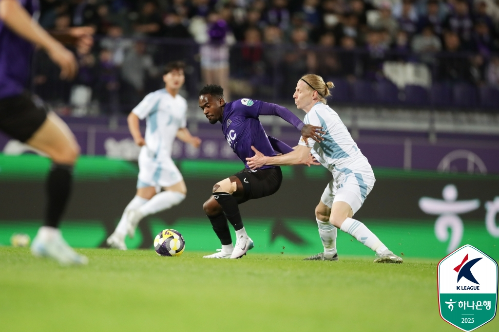 야고(왼쪽)와 루빅손이 몸싸움을 벌이고 있다. /사진=한국프로축구연맹 제공