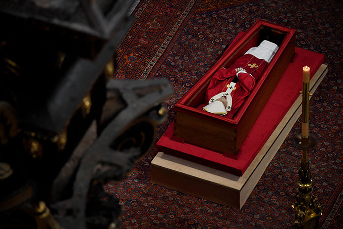 프란치스코 교황의 관이 바티칸 성 베드로 대성당 안에 안치된 모습을 바티칸이 23일 공개했다. /사진=바티칸 미디어/AFP