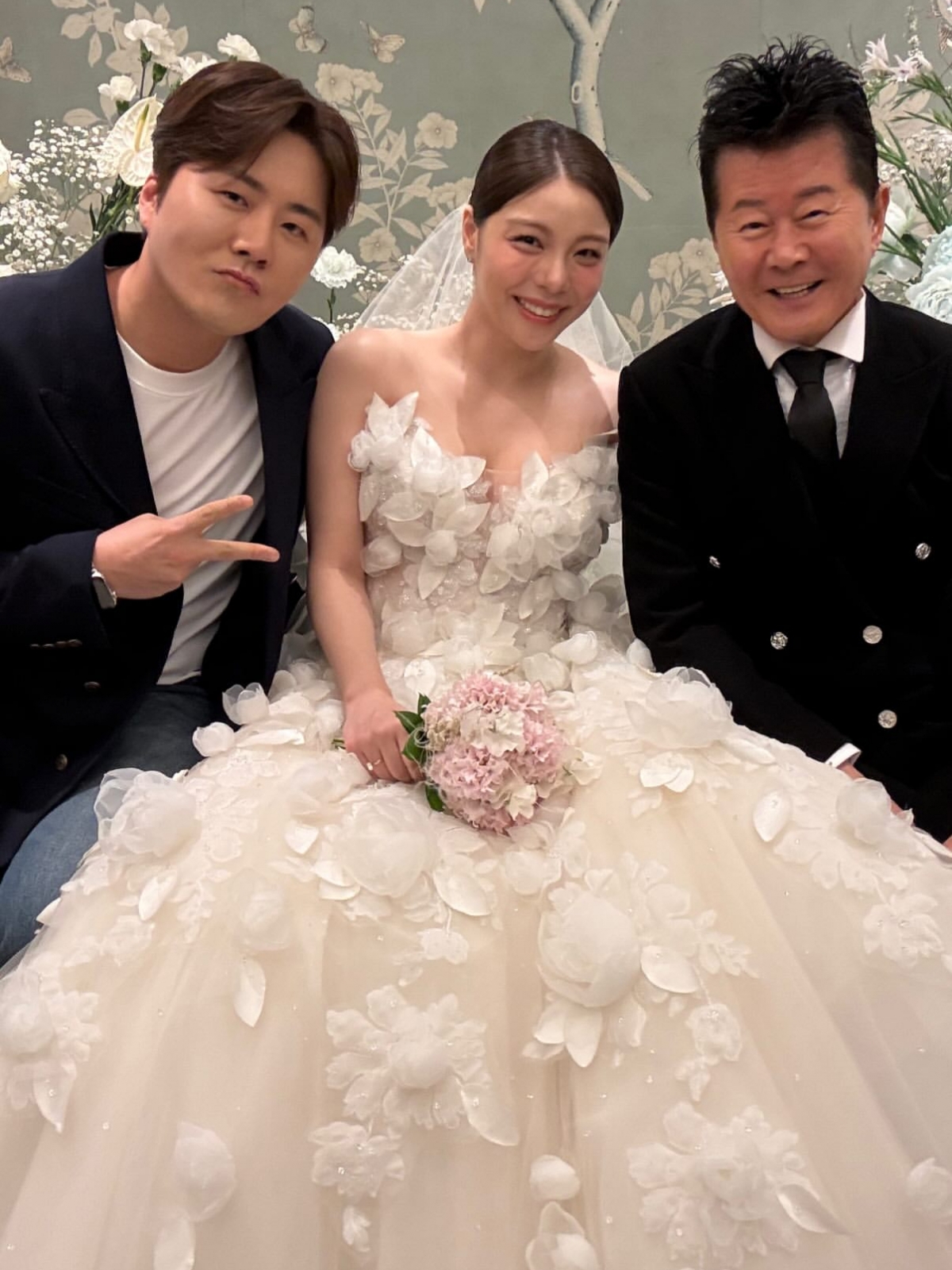 가수 에일리(사진 가운데)의 결혼식에 참석한 가수 태진아(오른쪽), 이루(왼쪽) 부자. /사진=에일리 인스타그램