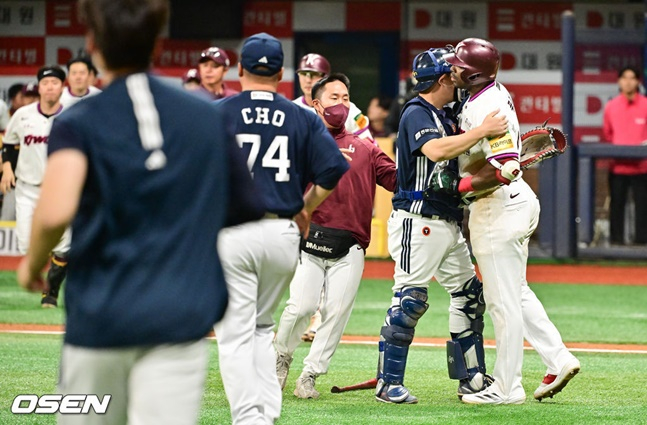 키움 푸이그(오른쪽)가 23일 두산전 4회말 두산 김유성의 머리로 향한 공에 불만을 나타내자 양의지가 직접 말리고 있다. 양 팀 선수들도 벤치에서 달려나와 벤치 클리어링이 벌어졌다.