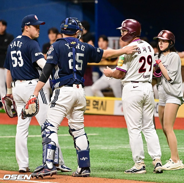 임지열(왼쪽에서 3번째)이 2회말 김유성의 위협적인 공에 불만을 표시하자 양의지(왼쪽에서 2번째)와 양석환이 해명을 하고 있다.