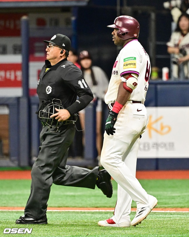 4회말 머리를 향하는 공이 날아들자 김유성에게 다가서며 불만을 표하고 있는 푸이그(오른쪽).