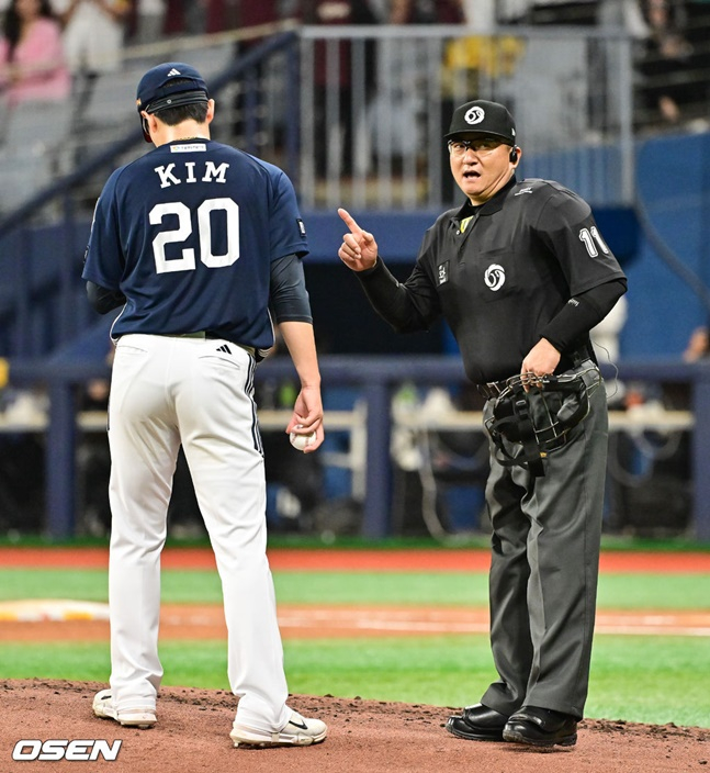 두산 김유성이 주심으로부터 빈볼성 공에 대해 경고를 받고 있다.