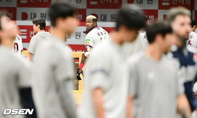 푸이그(가운데)가 패배 후 두산 선수들을 바라보고 있다.