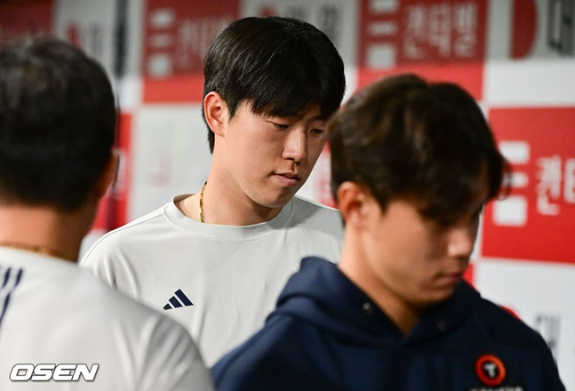 경기 후 어두운 표정을 짓고 있는 두산 김유성(가운데).