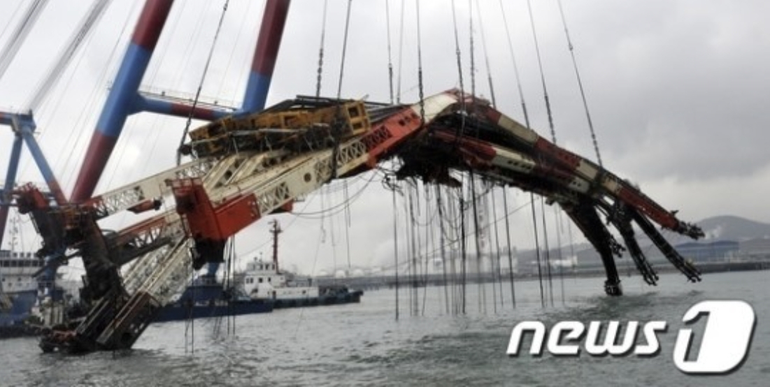 울산항 인근 해역에서 인양된 석정36호의 콘크리트 타설 장비(리더). /사진=뉴스1 