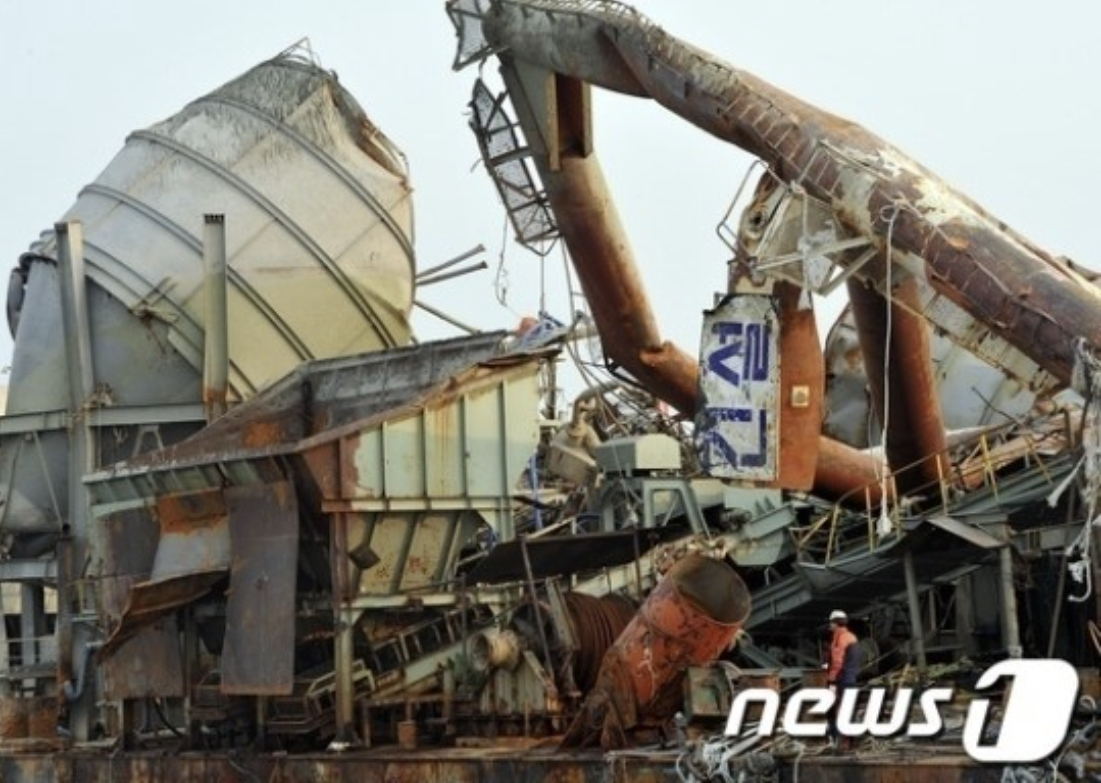 사고 발생 84일 만에 인양된 석정36호 본체. 형체를 알아볼 수 없을 만큼 무참히 일그러져 있다. /사진=뉴스1 