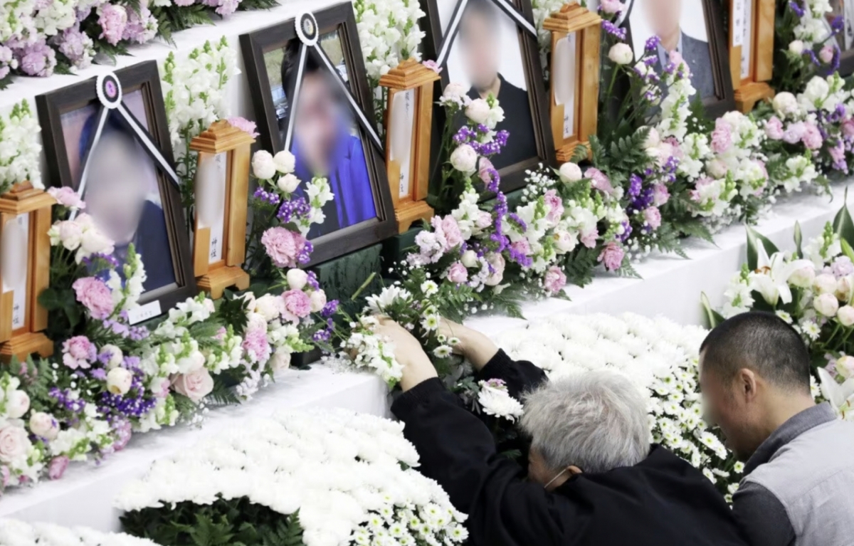 2020년 5월 3일 당시 이천 화재 합동분향소에서 유족들이 눈물을 흘리고 있다/사진=뉴스1