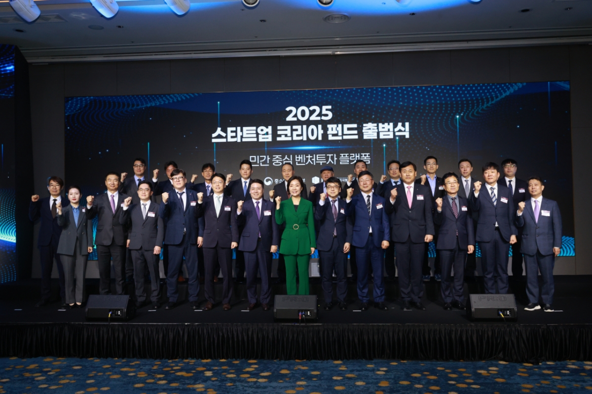 24일 서울 마포구 호텔 나루 서울 엠갤러리에서 열린 '2025년 스타트업 코리아 펀드 출범식'에서 참석자들이 기념촬영을 하고 있다 /사진=중소벤처기업부  