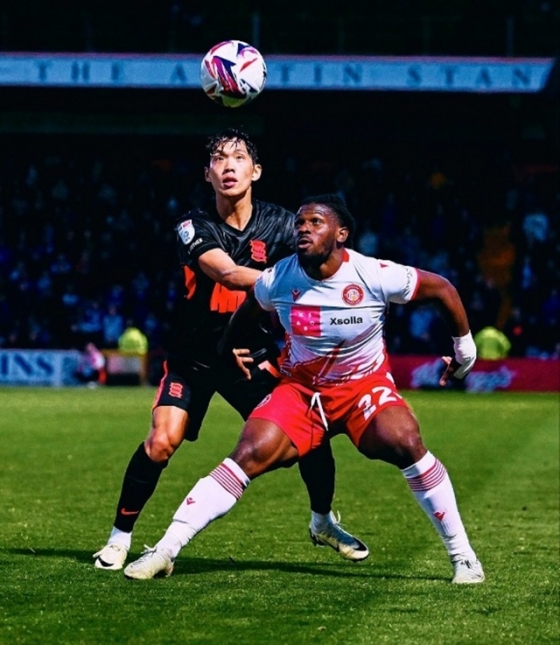 볼경합을 펼치는 이명재(왼쪽)의 모습. /사진=버밍엄 공식 SNS 갈무리