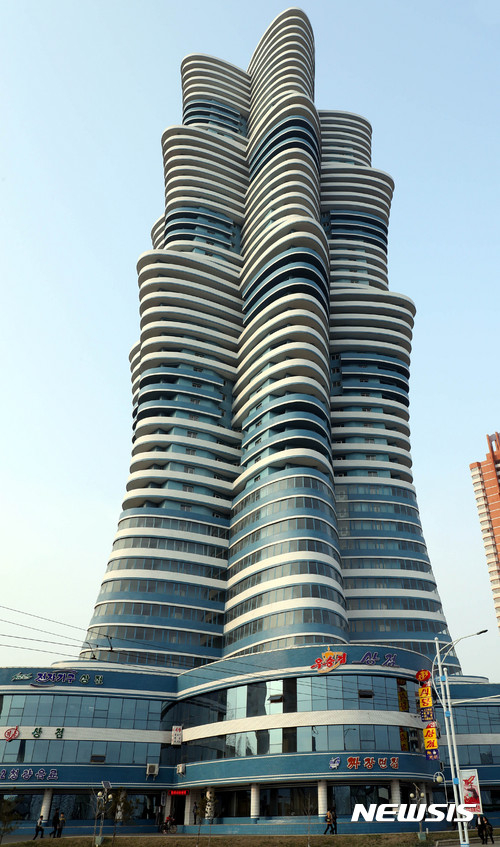 【평양=뉴시스】사진공동취재단 = 4일 북한 평양 미래과학자의 거리에 위치한 아파트 모습. 2017.04.04.