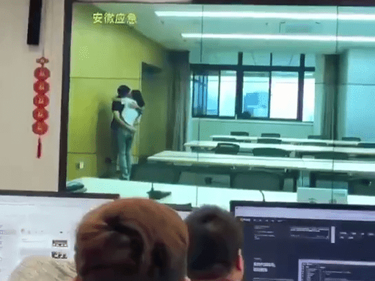 중국 국영기업 '중국철탑' 안후이 지사의 빈 회의실에서 애정행각을 벌이는 남녀 직원의 모습이 푸젠 지사 대형 스크린에 실시간으로 송출되는 일이 발생했다./사진=중국 넷이즈