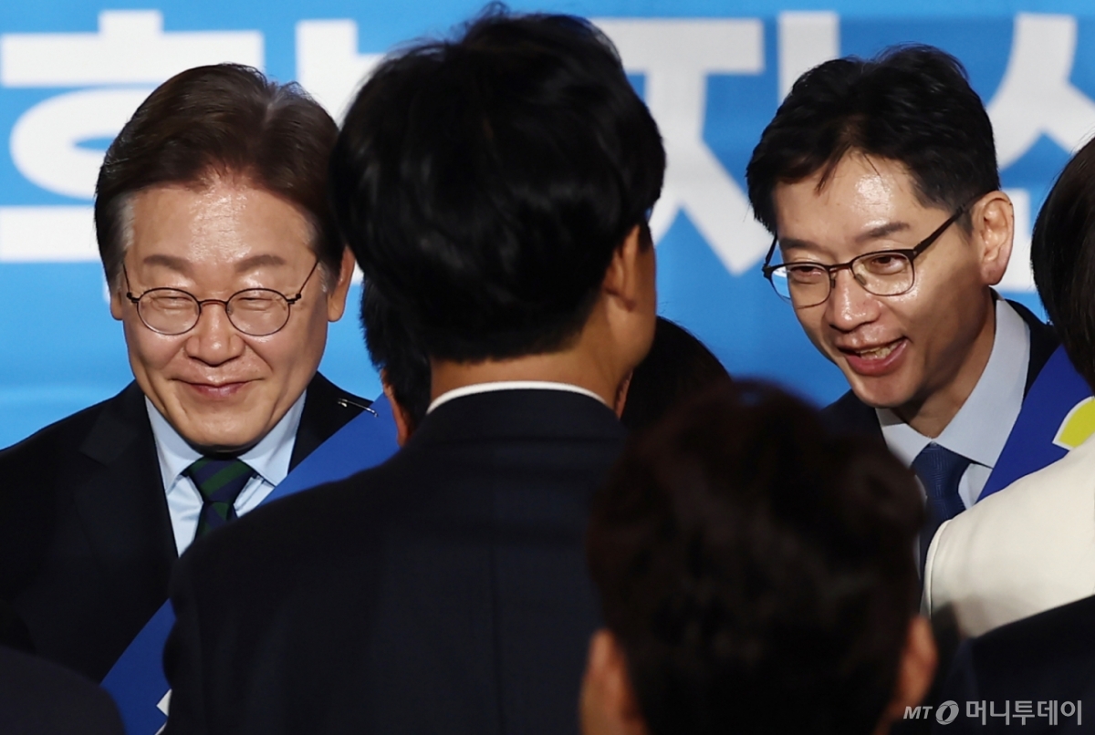 (청주=뉴스1) 김민지 기자 = 더불어민주당 이재명, 김경수 대선 경선 후보가 19일 충북 청주체육관에서 열린 제21대 대통령선거 후보자 선출을 위한 충청권 합동연설회를 마치고 동료 의원들과 인사하고 있다.  이날 이 후보는 충청 경선에서 득표율 88.15%로 압승했다. 김동연, 김경수 후보는 각각 7.54%, 4.31%이다. 2025.4.19/뉴스1  Copyright © 뉴스1. All rights reserved. 무단 전재 및 재배포,  AI학습 이용 금지. /사진=(청주=뉴스1) 김민지 기자