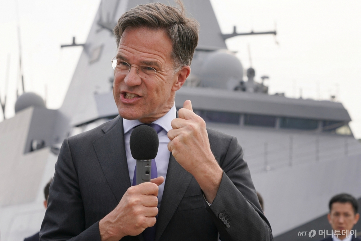 (요코스카 AFP=뉴스1) 우동명 기자 = 마르크 뤼터 나토 사무총장이 8일(현지시간) 가나가와현 요코스카에 있는 해상자위대 기지를 방문해 취재진과 만나 “중국의 군사력 증강에 맞서 인도·태평양 국가와 협력의 필요성이 중요하다”고 밝히고 있다. 2025.04.09  ⓒ AFP=뉴스1  Copyright © 뉴스1. All rights reserved. 무단 전재 및 재배포,  AI학습 이용 금지. /사진=(요코스카 AFP=뉴스1) 우동명 기자