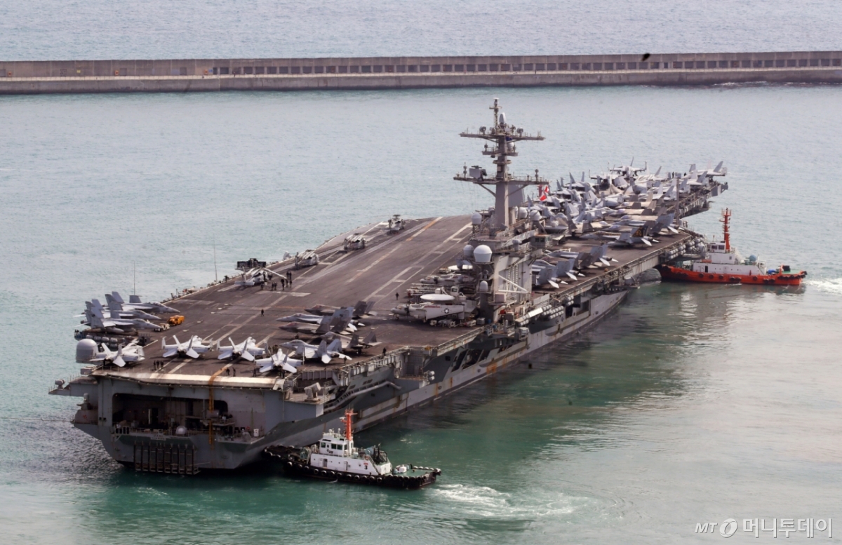 (부산=뉴스1) 윤일지 기자 = 트럼프 2기 행정부 출범 이후 처음으로 한국을 방문한 미 해군 핵추진 항공모함 '칼빈슨함'(CVN-70)이 7일 오후 부산 남구 해군작전사령부 부산작전기지에서 출항하고 있다.   길이 333m, 폭 76.4m, 무게 10만여 톤, 승조원 6000여 명에 달하는 니미츠급 항모인 칼빈슨함은 스텔스 전투기 F-35C 등 항공기 80여 대를 탑재할 수 있어 '떠다니는 군사기지'로 불린다.   칼빈슨함은 한반도 근해에서 이달 중 실시될 것으로 보이는 한미 연합 훈련 또는 한미일 연합 해상훈련에 참여할 것으로 예상된다. 2025.3.7/뉴스1  Copyright © 뉴스1. All rights reserved. 무단 전재 및 재배포,  AI학습 이용 금지. /사진=(부산=뉴스1) 윤일지 기자