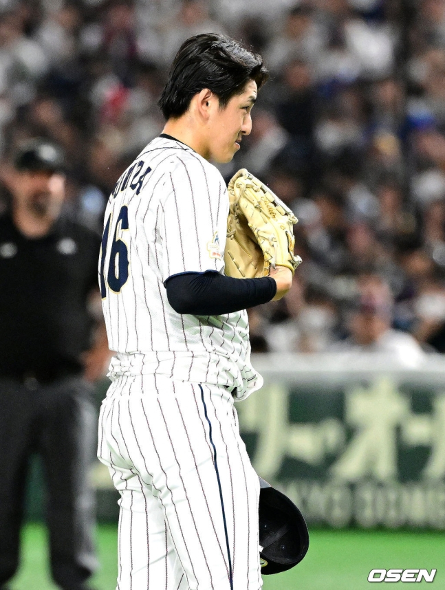 스미다 치히로가 2023 APBC 예선 풀리그 2차전 경기 5회초 1사에서 자신의 투구에 맞은 김주원에게 모자를 벗어 사과하고 있다.