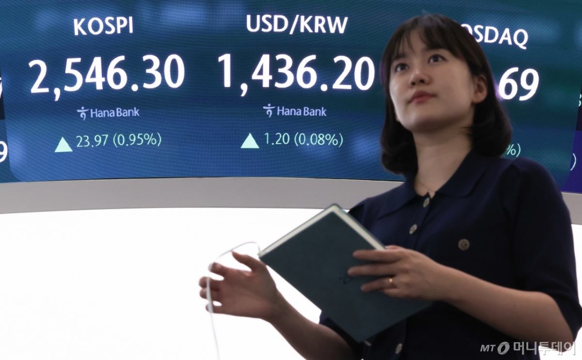 (서울=뉴스1) 허경 기자 = 25일 서울 중구 하나은행 본점 딜링룸 전광판에 코스피지수가 전날 종가와 비교해 23.97포인트(p)(0.95%) 상승한 2546.30을 나타내고 있다. 코스닥는 전날 대비 3.61p(0.50%) 상승한 729.69로 원/달러 환율은 전 거래일(1456.4원)보다 6.9원 오른 1436.90원에 거래를 마쳤다. 2025.4.25/뉴스1 Copyright © 뉴스1. All rights reserved. 무단 전재 및 재배포, AI학습 이용 금지. /사진=(서울=뉴스1) 허경 기자