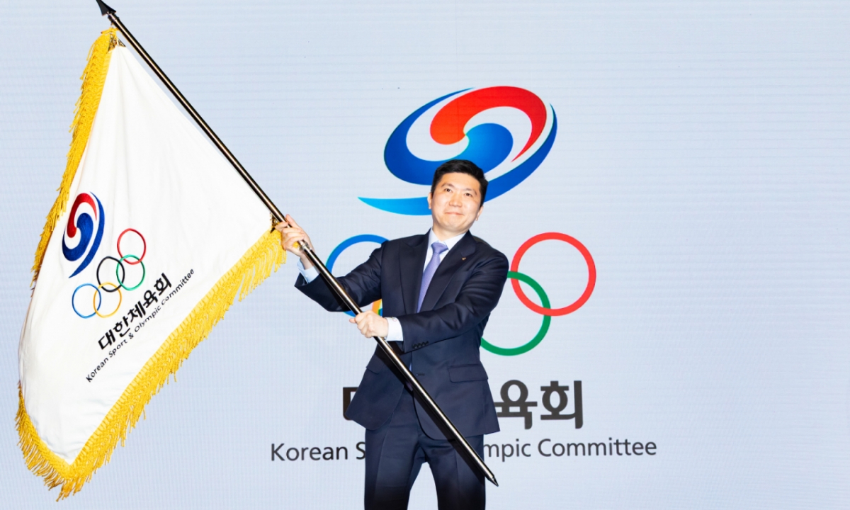 유승민 신임 대한체육회장이 27일 오후 서울 용산구 그랜드 하얏트 서울에서 열린 제42대 대한체육회장 취임식에서 대한체육회기를 흔들고 있다. / 사진 = 뉴시스