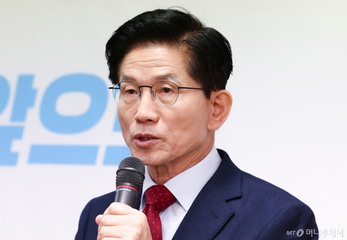 김문수 국민의힘 대선 경선 후보가 25일 서울 여의도 선거사무소에서 공동주택 층간소음 방지 의무화 공약 발표 기자회견을 하고 있다. /사진=뉴스1