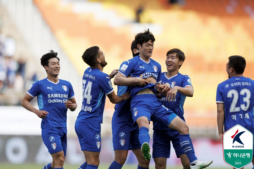 이규성(가운데)의 골에 세리머니를 하고 있는 수원 삼성 선수들. /사진=한국프로축구연맹 제공