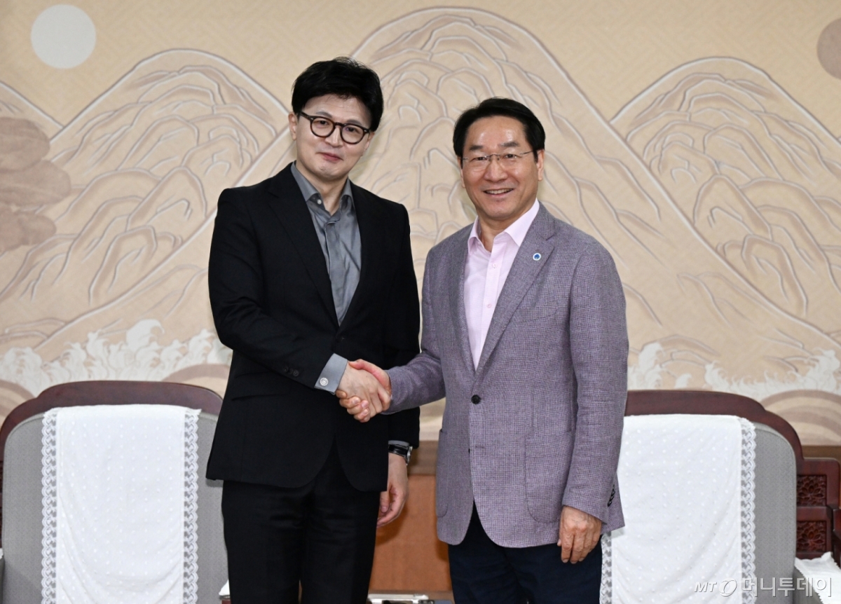 한동훈 국민의힘 대선경선 후보가 27일 오전 인천시청에서 유정복 인천시장을 만나 이야기 하고 있다./사진=뉴스1