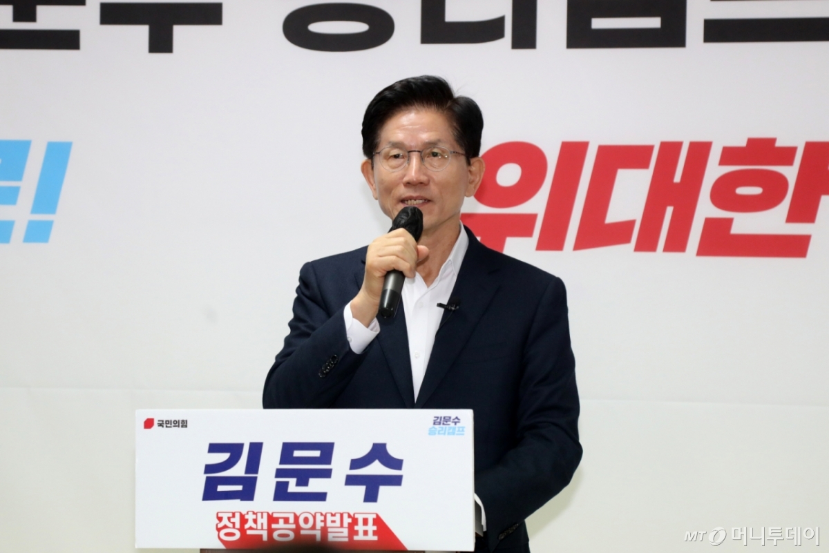 김문수 국민의힘 대선 경선 후보가 27일 서울 여의도 캠프 사무실에서 기자회견을 하고 있다. (사진=김문수 캠프 제공) 2025.04.27. /사진=뉴시스 /사진=고승민