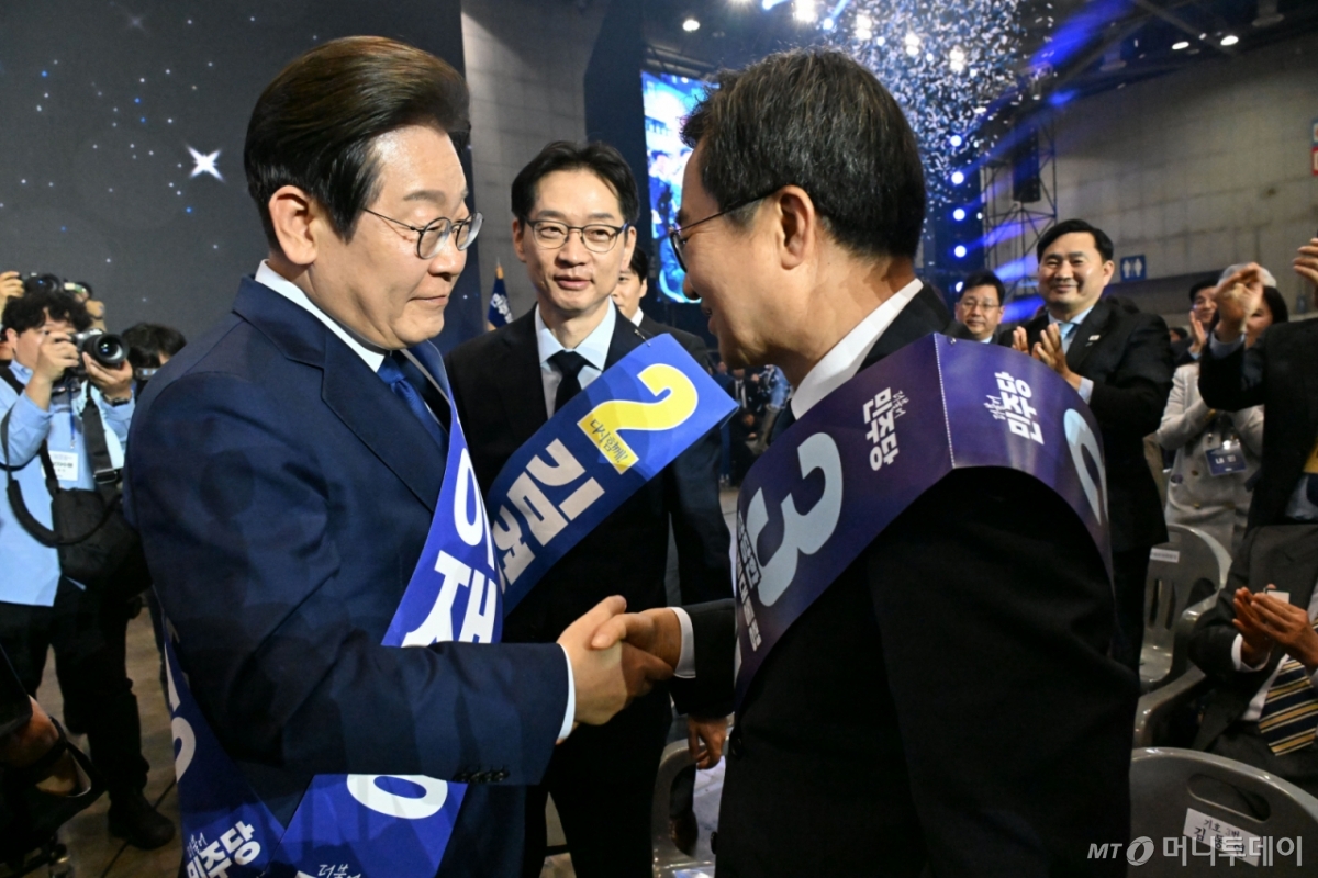 (고양=뉴스1) 안은나 기자 = 21대 대선 더불어민주당 후보로 선출된 이재명 후보가 27일 경기 고양시 킨텍스에서 열린 수도권·강원·제주 합동연설회에서 수락연설을 하기 전 김동연 경선 후보와 악수하고 있다.가운데는 김경수 경선 후보.(공동취재) 2025.4.27/뉴스1  Copyright © 뉴스1. All rights reserved. 무단 전재 및 재배포,  AI학습 이용 금지. /사진=(고양=뉴스1) 안은나 기자
