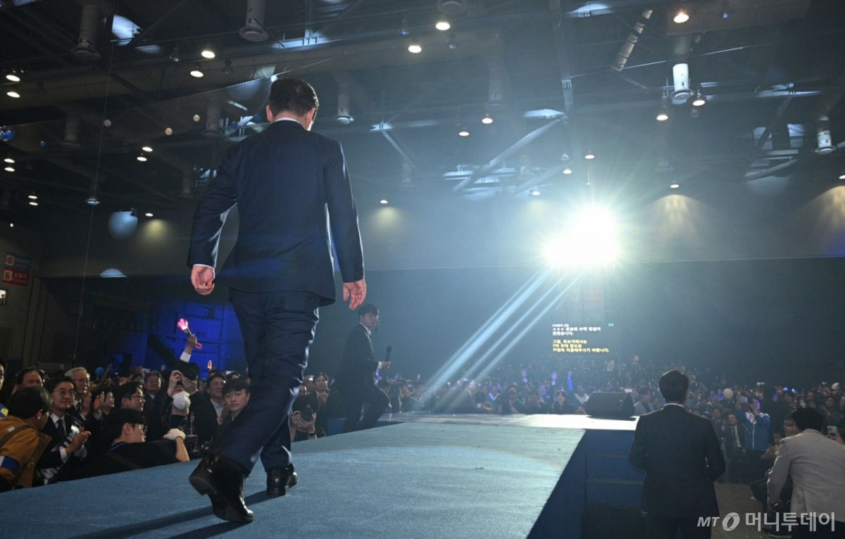 [고양=뉴시스] 조성우 기자 = 27일 경기도 고양시 킨텍스에서 열린 더불어민주당 제21대 대통령 선거 후보자 선출을 위한 수도권·강원·제주 합동연설회에서 이재명 후보가 대선후보로 선출된 후 수락연설을 하기 위해 무대로 향하고 있다. (공동취재) 2025.04.27. photo@newsis.com /사진=고승민