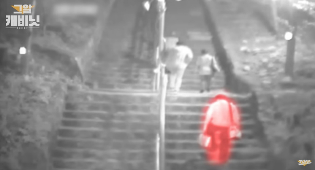 2012년 서울 서대문구 창천동 한 근린공원에서 남성 2명과 여성 1명이 대학생을 살해하고자 유인하는 모습. 빨간 표시의 인물이 피해 대학생. /사진=유튜브 채널 '그것이 알고 싶다' 캡처 