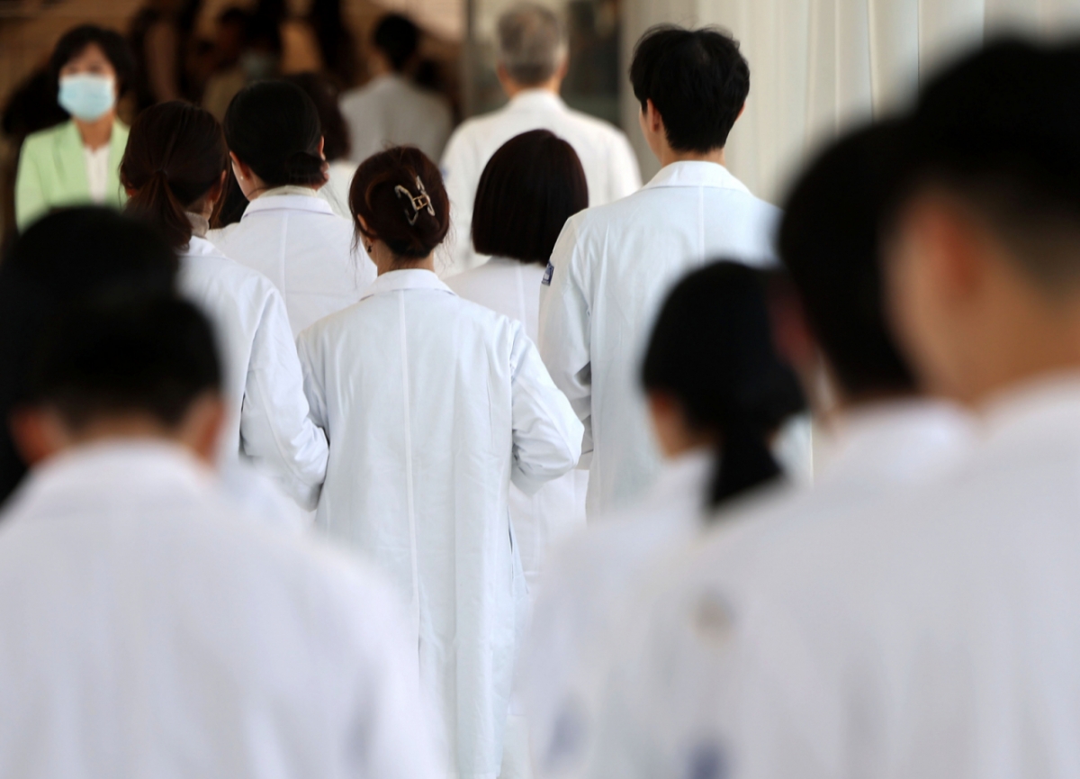 지난 2월18일 서울 시내 한 대학병원에서 의료진들이 이동하고 있다. /사진=뉴시스