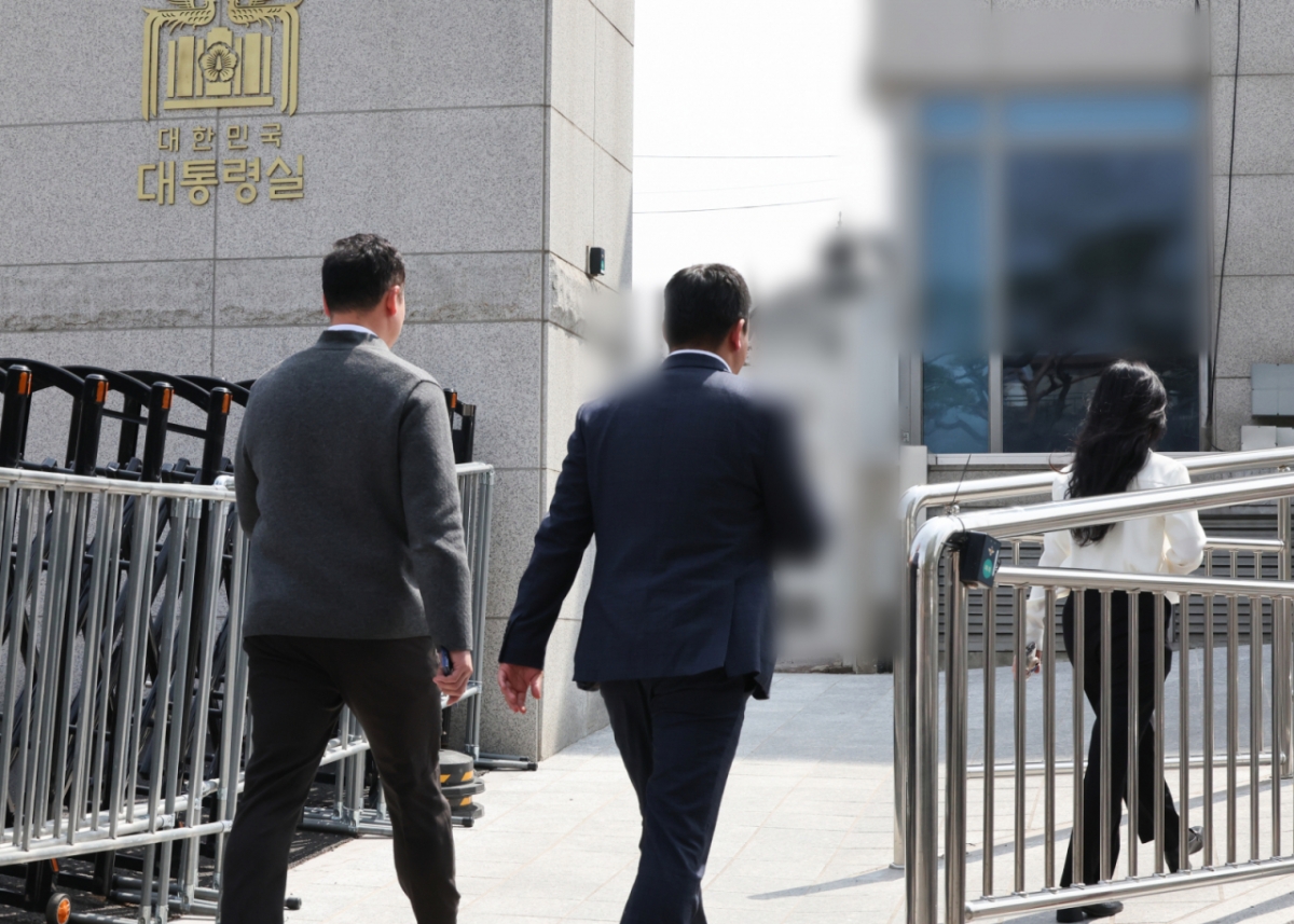 대통령실 압수수색에 나선 경찰 비상계엄 특별수사단이 지난 16일 서울 용산 대통령실 민원실 출입구로 들어서고 있다./사진=뉴스1.