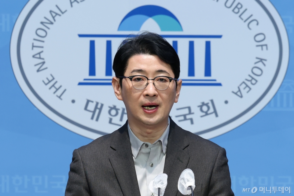 국민의힘 법률자문위원장인 주진우 의원이 16일 오후 서울 여의도 국회 소통관에서 더불어민주당 카톡 검열 고발 관련 기자회견을 열고 "민주당은 국민을 상대로 검열하고 협박하는 짓을 멈춰야 한다"고 말하고 있다. 2025.1.16/뉴스1 Copyright © 뉴스1. All rights reserved. 무단 전재 및 재배포, AI학습 이용 금지.