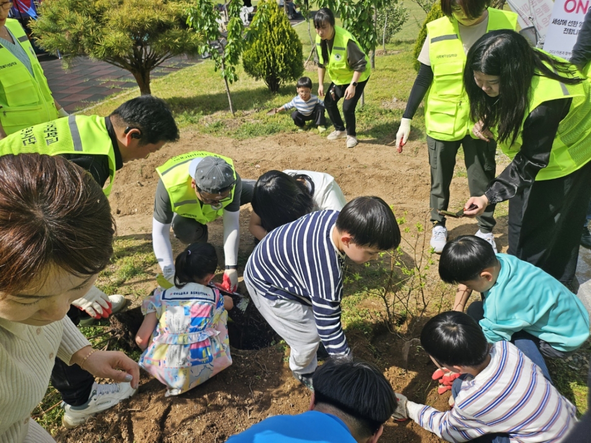 'DCU 다:온'이 아동양육시설 신생원 원아들을 대상으로 자기성장 프로그램을 운영하고 있다./사진제공=대구사이버대