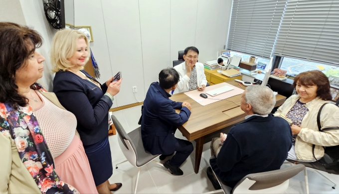 ▲불가리아 기자협회 대표단이 2023년 9월 20일 오후 광주 서구 뷰티스맑은피부과를 찾아 신삼식 광주권의료관광협의회장의 진료를 받고 있다./사진=뉴시스