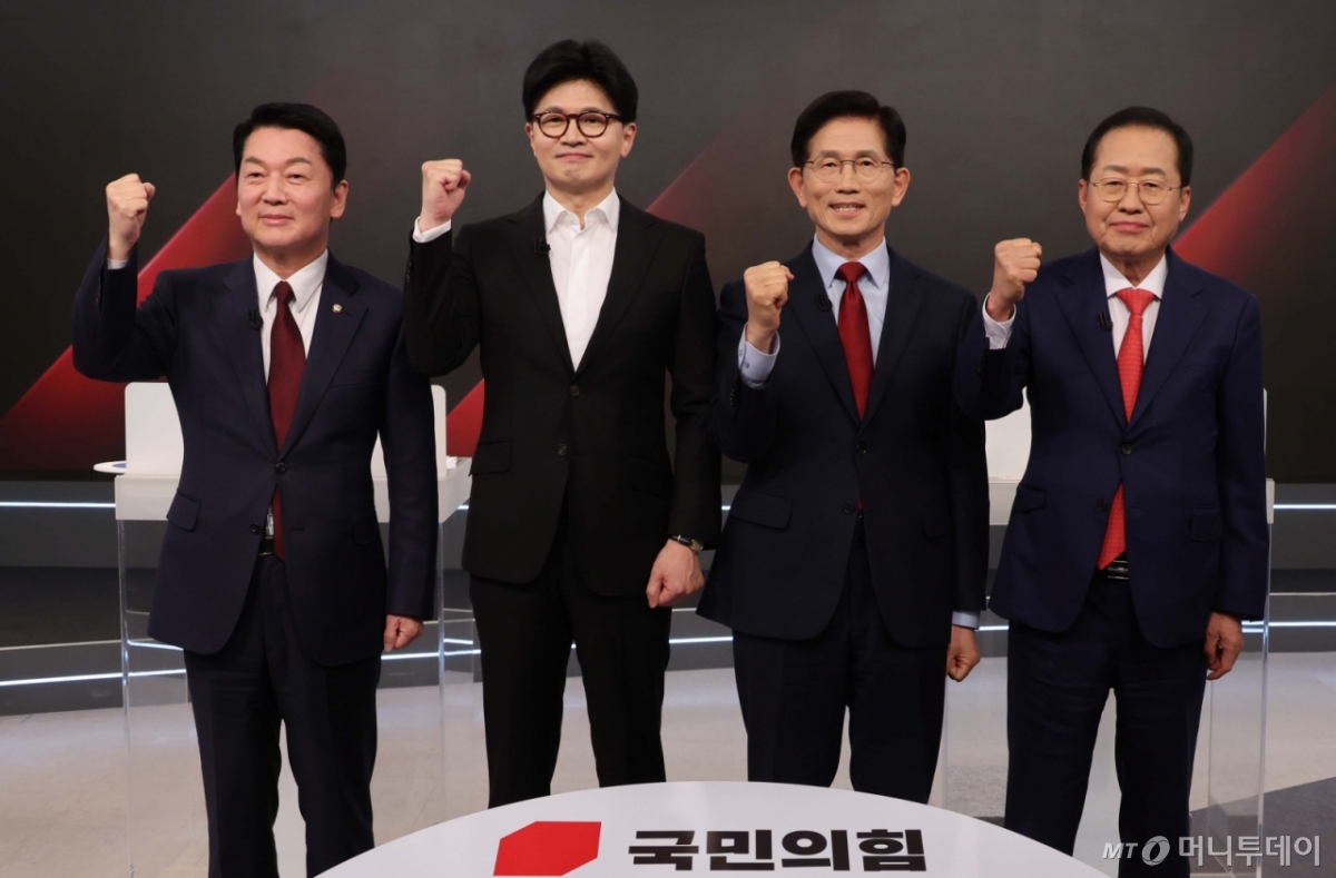 26일 서울 중구 매경미디어센터에서 열린 국민의힘 대통령 선거 제2차 경선 후보자 토론회에서 후보들이 토론에 앞서 기념 촬영을 하고 있다. 왼쪽부터 안철수, 한동훈, 김문수, 홍준표 후보. 2025.4.26/사진=뉴스1 /사진=(서울=뉴스1) 국회사진취재단