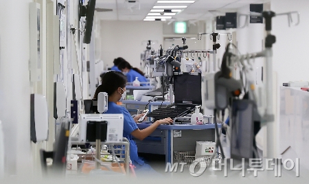 서울 시내 한 대학병원에서 간호사들이 업무를 보고 있다./사진=(서울=뉴스1) 김진환 기자