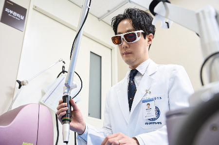 권순효 강동경희대병원 피부과 교수가 환자를 진료하고 있다./사진=강동경희대병원 