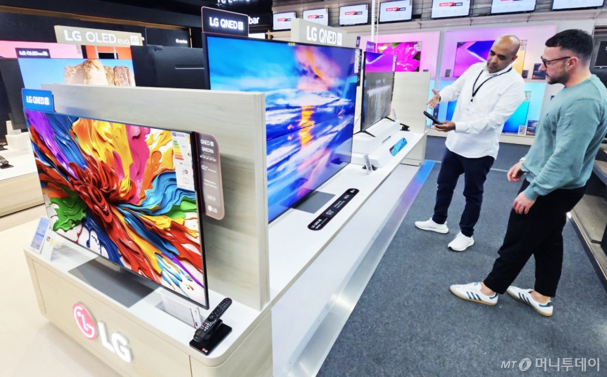 독일 프랑크푸르트 지역에 위치한 가전 매장인 미디어 마크트(Media Markt) 직원이 고객에게 LG QNED TV의 AI 기능에 대해 설명하는 모습. /사진제공=LG전자