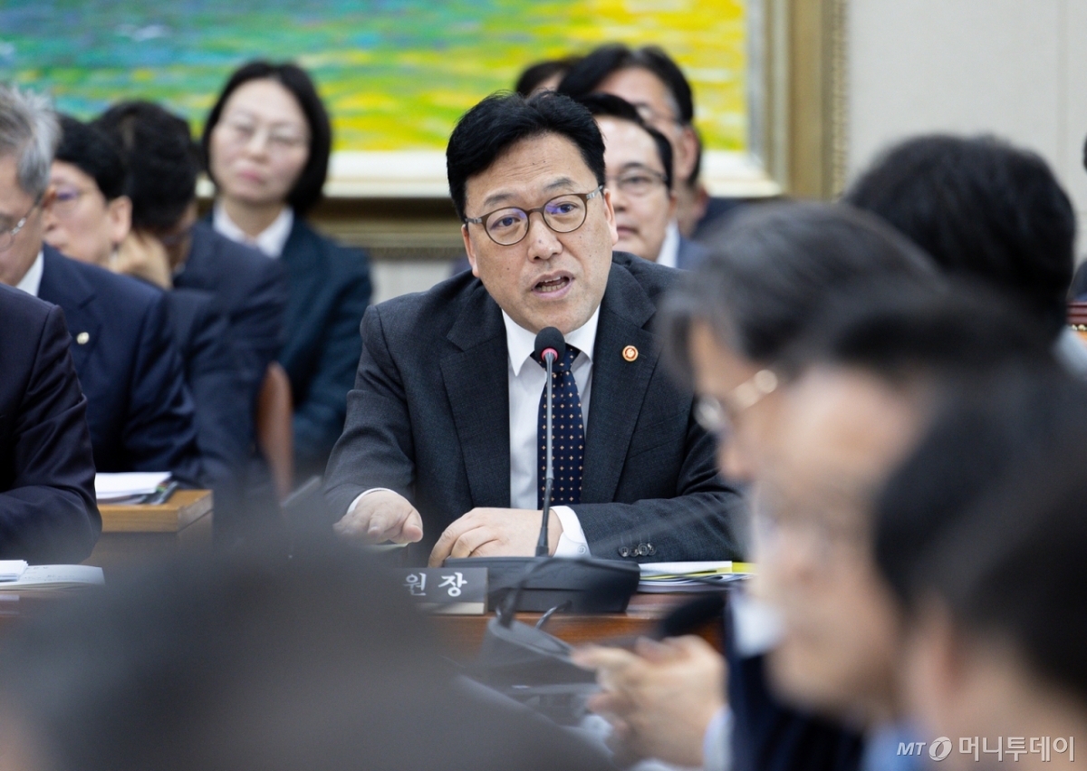 (서울=뉴스1) 이재명 기자 = 김병환 금융위원회 위원장이 28일 오전 서울 여의도 국회에서 열린 제424회 국회(임시회) 정무위원회 제1차 전체회의에서 의원 질의에 답변하고 있다. 2025.4.28/뉴스1 Copyright © 뉴스1. All rights reserved. 무단 전재 및 재배포, AI학습 이용 금지. /사진=(서울=뉴스1) 이재명 기자