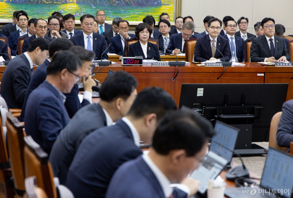 (서울=뉴스1) 이재명 기자 = 강정애 국가보훈부 장관과 한기정 공정거래위원장을 비롯한 국무위원들이 28일 오전 서울 여의도 국회에서 열린 제424회 국회(임시회) 정무위원회 제1차 전체회의에 출석해 있다. 2025.4.28/뉴스1  Copyright © 뉴스1. All rights reserved. 무단 전재 및 재배포,  AI학습 이용 금지. /사진=(서울=뉴스1) 이재명 기자
