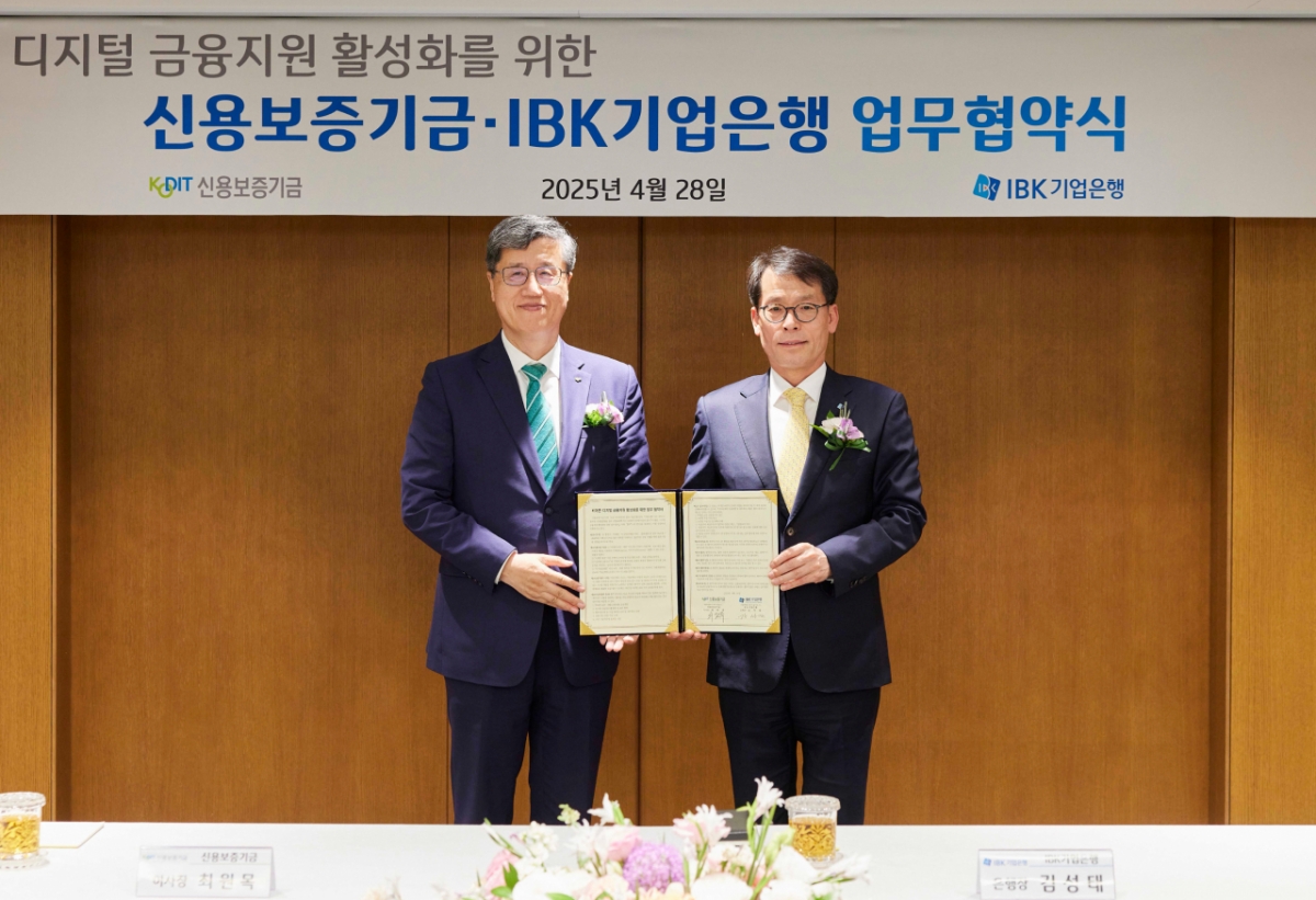 김성태 IBK기업은행장(오른쪽)과 최원목 신용보증기금 이사장이 28일 서울 중구 기업은행 본점에서 열린 업무협약식에서 기념촬영을 하고 있다./사진제공=기업은행