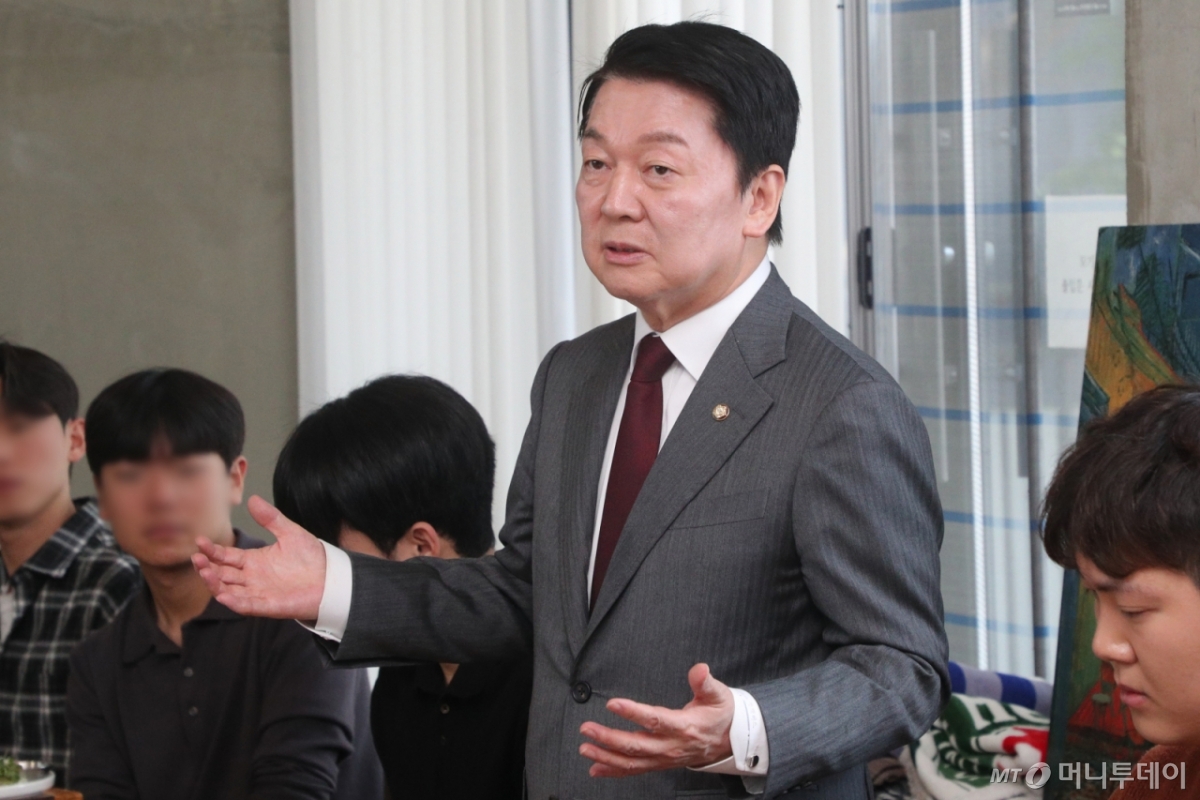 (청주=뉴스1) 김용빈 기자 = 안철수 국민의힘 대선 경선 후보가 28일 오후 충북 청주시 한 카페에서 대학생들과 간담회를 진행하고 있다. 2025.4.28/뉴스1 Copyright © 뉴스1. All rights reserved. 무단 전재 및 재배포, AI학습 이용 금지. /사진=(청주=뉴스1) 김용빈 기자