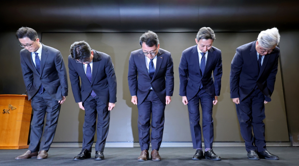 유영상(가운데) SK텔레콤 사장을 비롯한 임원들이 지난 25일 서울 중구 SK텔레콤 T타워에서 유심 해킹 피해 사태 관련 언론설명회를 열고 고개숙여 사과하고 있다./사진=뉴시스