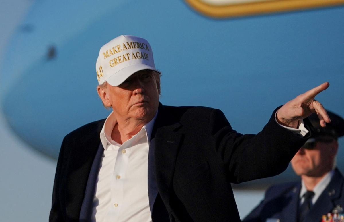 도널드 트럼프 미국 대통령이 지난 27일(현지시간) 뉴저지주 베드민스터에서 워싱턴 인근 앤드루스 합동 기지에 도착해 취재진을 만나 “블라디미르 푸틴 러시아 대통령이 공격을 멈추고 종전 협정에 서명하길 바란다”고 말하고 있다. /사진=로이터=뉴스1