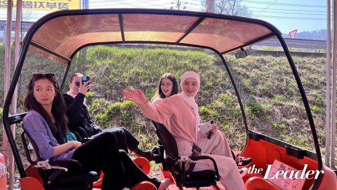 ▲김유정 레일바이크를 체험하는 강원대학교 외국인 유학생들/사진=신재은 기자